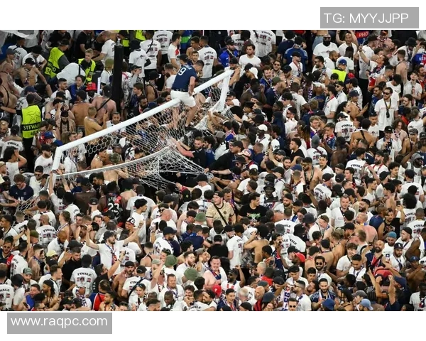 欧冠门票系统故障数万球迷排队长达12小时争抢心仪门票